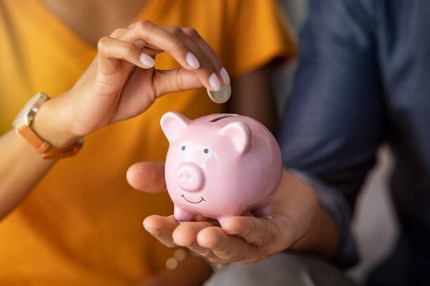 貯金箱でお金を節約するカップル