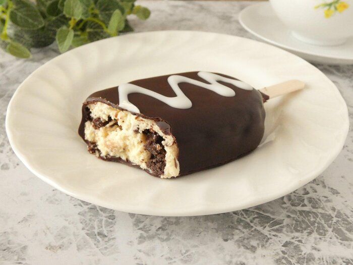 【ファミマ】「アイス!?なケーキバー」の食感にビックリ！見た目とのギャップが楽しい新感覚スイーツ