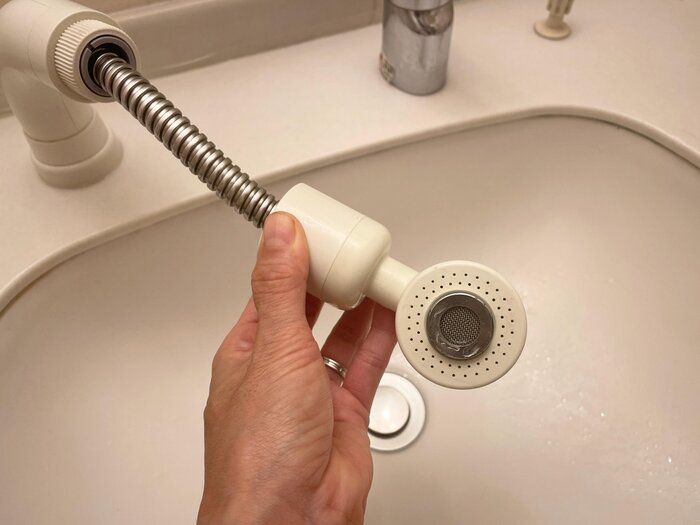 洗面台のシャワーヘッドを掃除する方法｜クエン酸や重曹を使ったやり方を解説