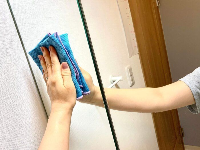 【掃除のプロが愛用】洗剤要らずでキレイ！一枚でピカピカになる鏡用クロス