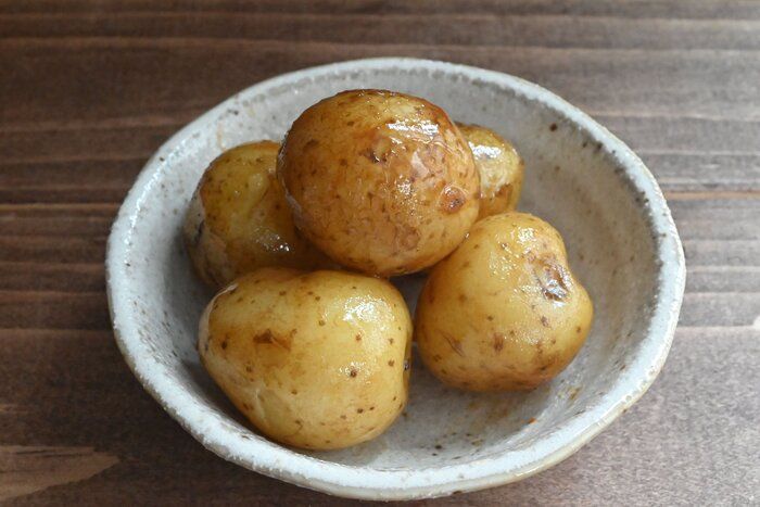 小さめ「新じゃが」は包丁要らず!メイン材料「小さめ新じゃが」だけ!簡単&絶品レシピ2選