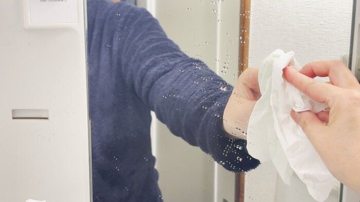 ティッシュで水滴や汚れを拭き取る
