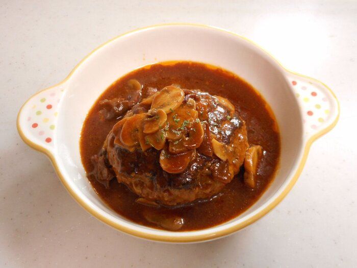 【管理栄養士監修】気になる「煮込みハンバーグ」のカロリーや炭水化物量とは？食べる際に押さえるべきポイントを紹介