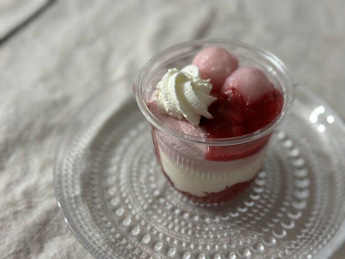 【セブン新商品】鉄板の組み合わせ！見た目もかわいい「苺ソースとレアチーズのももいろパフェ」