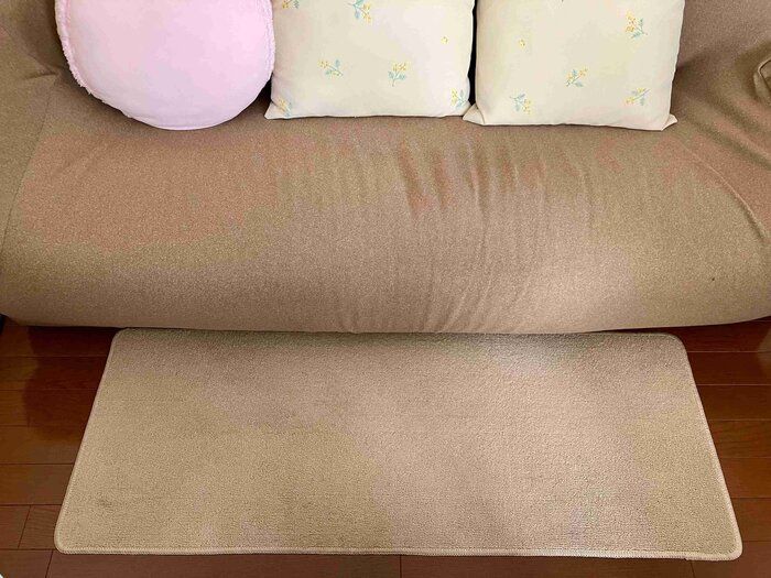 ソファの足元にフロアマットを敷きます