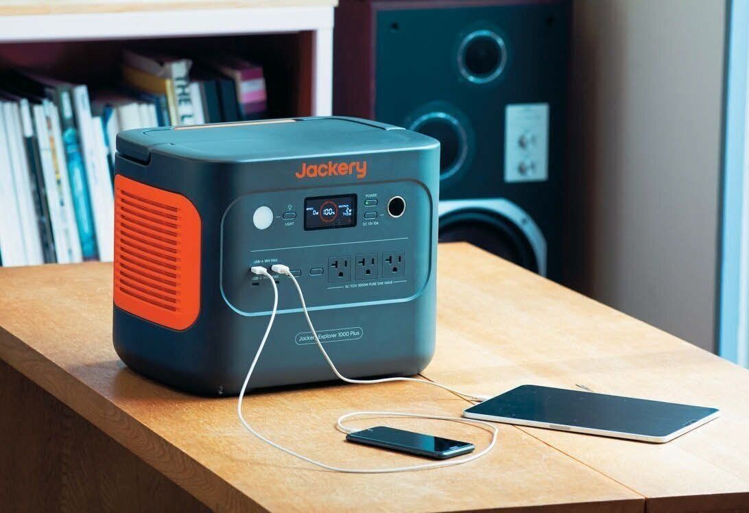 「ポータブル電源」緊急時はもちろん、キャンプ以外でも使いたい！持ち運べて、ソーラーパネルで発電も！