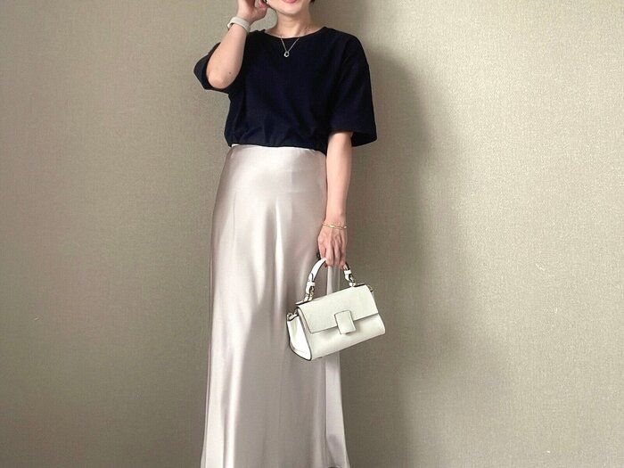 【ユニクロ】40代が今穿きたいスカートは「ツヤ感」で綺麗見せ