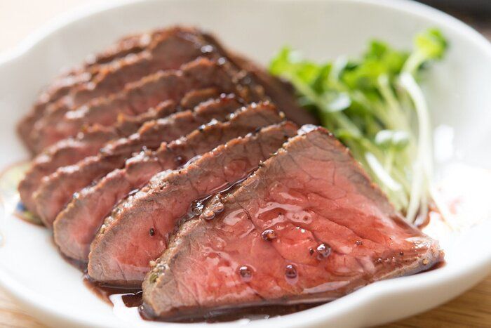 【管理栄養士監修】「ローストビーフ」は太りやすい？気になるカロリーと炭水化物量まとめ