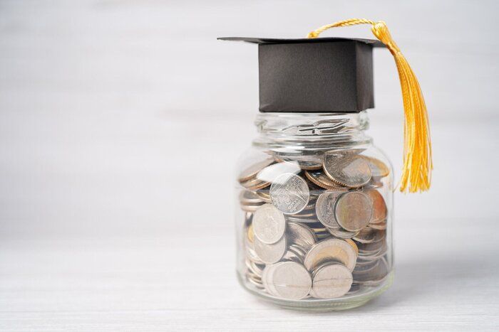 教育基金のための瓶の中のコインのお金の卒業ギャップ帽子。学習概念を学ぶ。