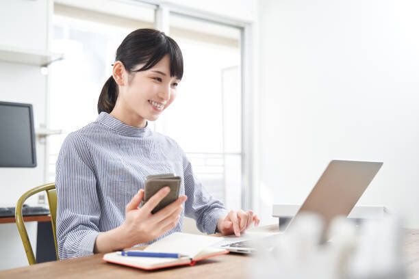 自宅で私服で働く日本人女性