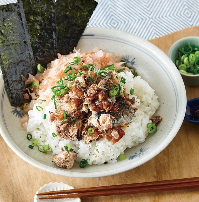食欲をそそり、さらっとイケる！さば缶の梅おかか丼
