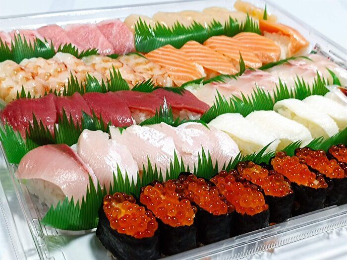 【コストコ】イクラに大トロ…豪華なネタがたっぷり50貫入って税込4,980円ってすごすぎる！