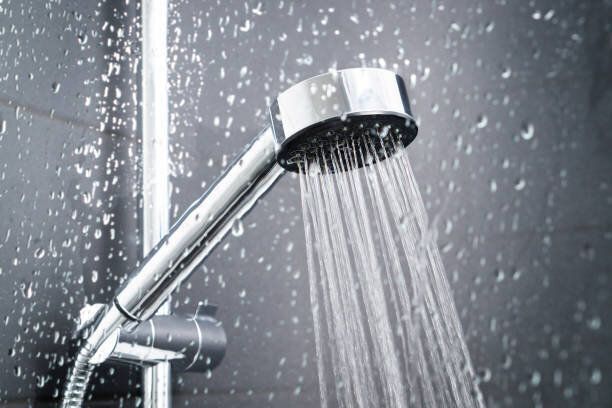 新鮮なシャワー水でぬれたガラス ウィンドウの背後には、しぶきを削除します。