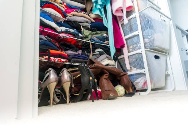 実際のアパートのクローゼットが整理され、女性の服でいっぱい、ショッピング、生活習慣、ファッショナブルな人の実際の生活や衣類の選択肢を描写しました。