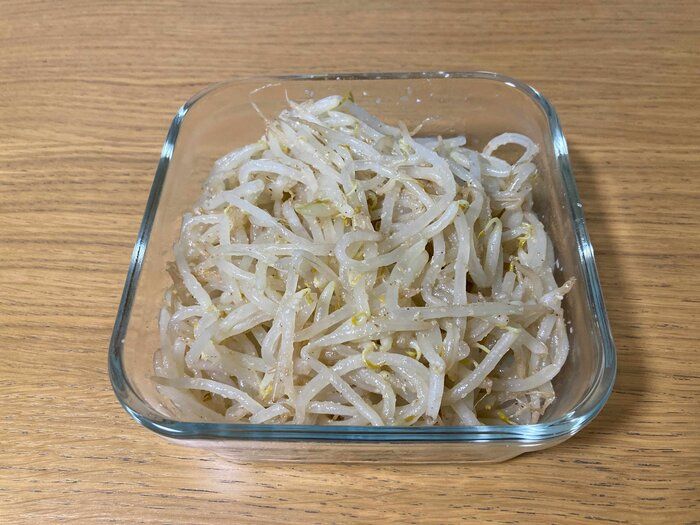 保存容器に入れられたもやしナムル