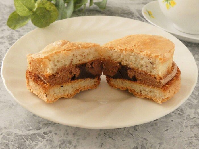 【ファミマ】サクッふわ新食感！「ダックワーズサンドチョコ」はリピ決定の贅沢スイーツ