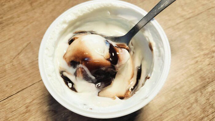 下からチョコレートソースがでてくるヨーグルト