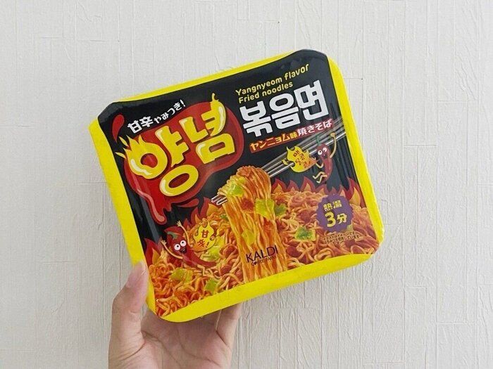 【カルディ新商品】オリジナルカップ麺「ヤンニョム味焼きそば」が登場!