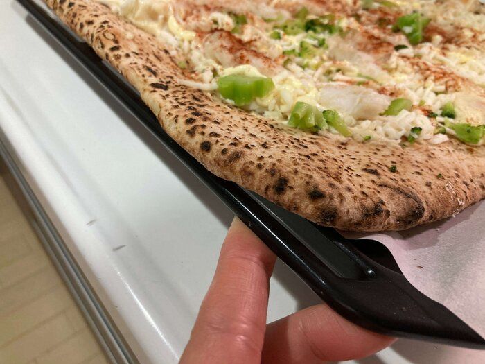 焼き目の入ったピザの耳