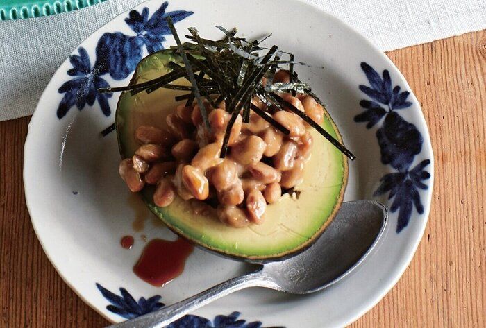 盛りつけるだけで超ラク！スプーンでめしあがれ♪アボカド納豆