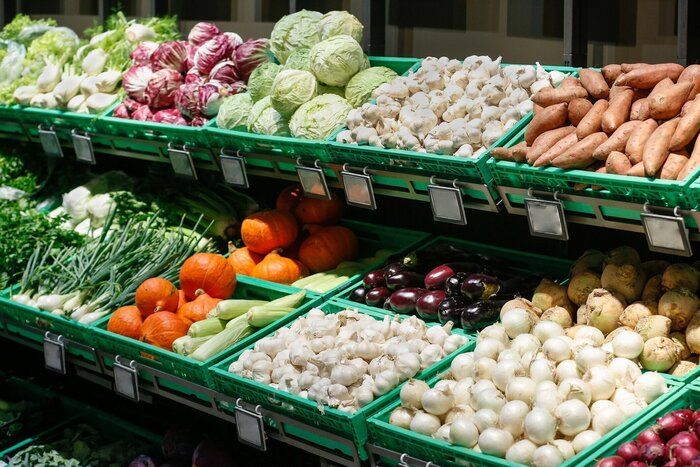 セルフサービスのスーパーマーケットで新鮮な野菜を解凍。