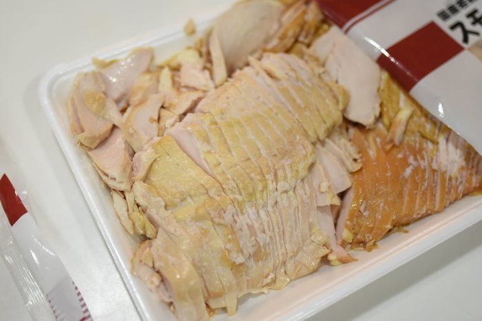 皿に並べるだけで食べられるのがうれしい!サラダチキン