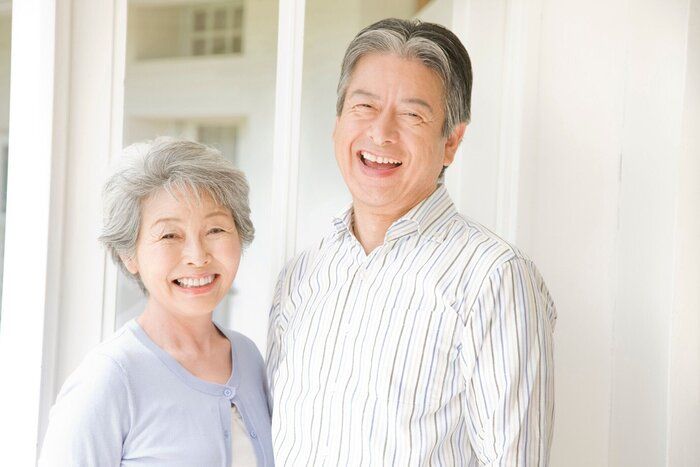 老夫婦が笑っています。