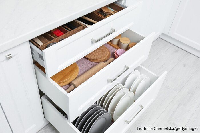 どうしてもごちゃついてしまう食器棚をいつもスッキリさせるためのテクニック