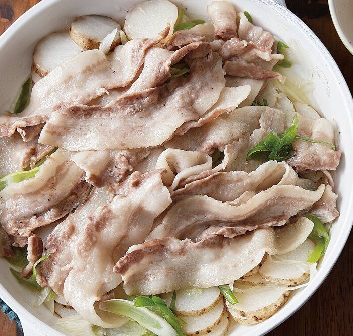 うまみがごまマヨだれと合わさって♪豚バラ肉と長いもの重ね蒸し