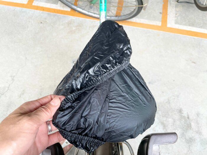 【ワッツ】サドルがぬれてもクルっとめくれば大丈夫！便利なカバーがおすすめ