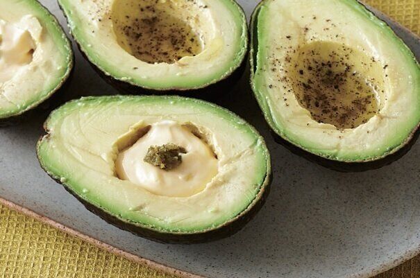 ゆずこしょうマヨと、オリーブ油、どれにする？アボカドカップ