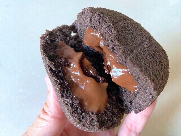 【カルディ】大人気スイーツが真っ黒に!?「ふわっふわの黒いケーキ」が食べなきゃ損のおいしさ