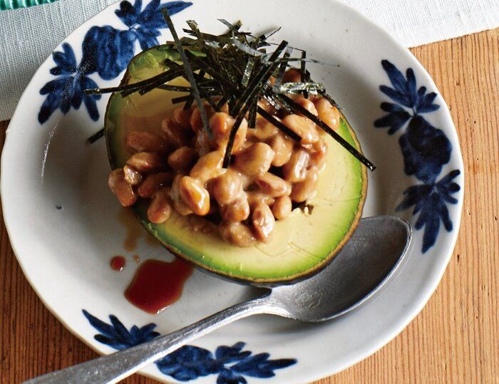 盛りつければすぐ完成、スプーンですくってめしあがれ！アボカド納豆