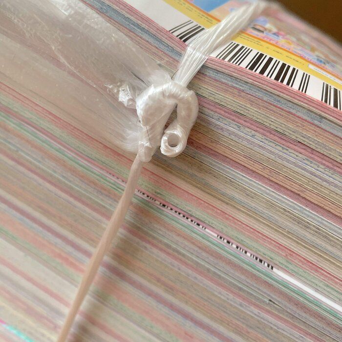 【ダイソー】これを使えば縛らなくていいっ！「古新聞や古雑誌をまとめるひもを結んだら緩すぎる…涙」なんてことがなくなる神アイテム