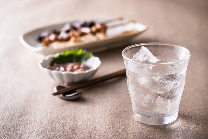 【管理栄養士監修】賞味期限切れの「焼酎」はいつまで飲める？開栓後の保存方法などを解説