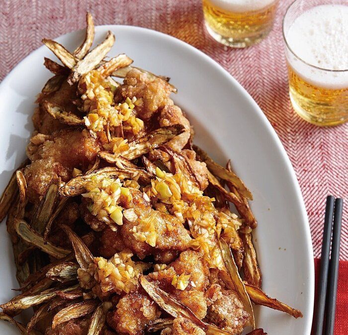 ねぎたっぷりのたれをからめて！揚げごぼうの油淋鶏