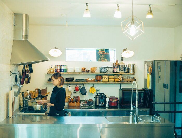 毎日使う物は定位置に出しっぱなし！ルールが大ざっぱだけど居心地がいい料理家のキッチンを大解剖