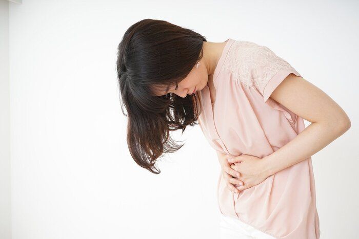若い女性の腹痛に苦しんで