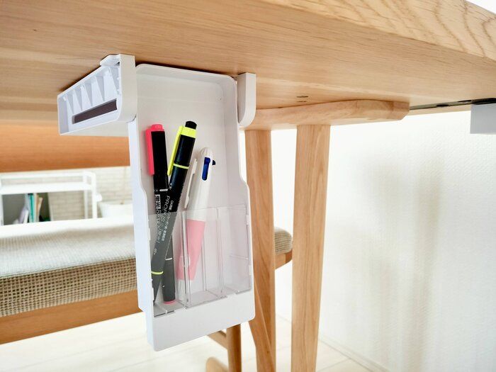 取り付け式引き出しケースを机の奥に貼り付けたところ