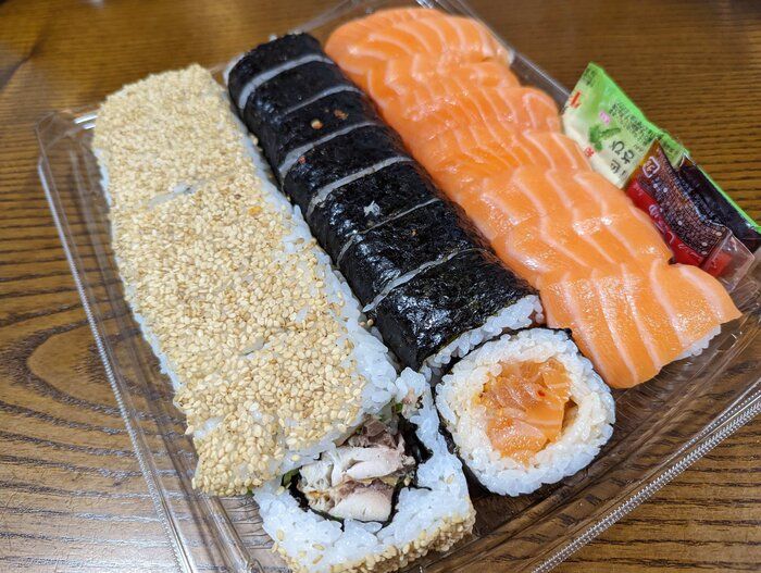 【コストコ】やっぱりお寿司はおいしい！新商品「サーモン＆焼鯖寿司」は具が大きくて食べ応えアリ