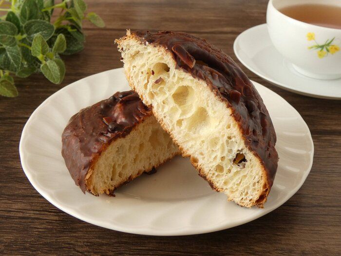 【ファミマ】大満足のボリューム「アーモンドショコラデニッシュ」はたっぷりチョコのスイーツパン