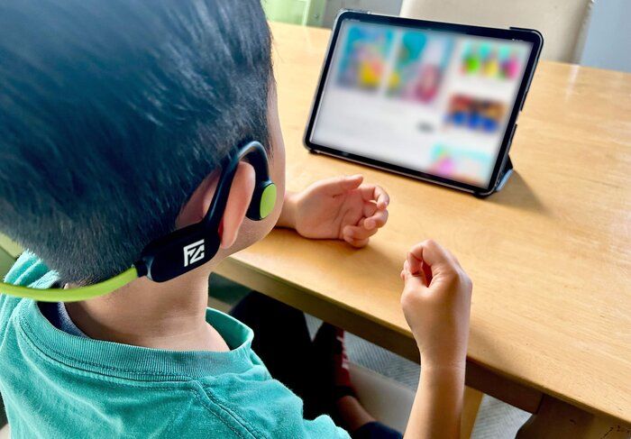 子育てママ必見！子連れ旅行・帰省前に買っておきたい「耳をふさがないイヤホン」