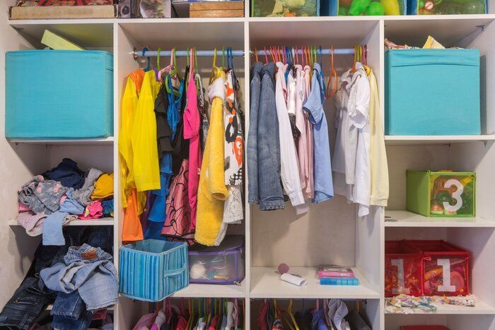 ものや子供部屋でおもちゃでオープンのワードローブ