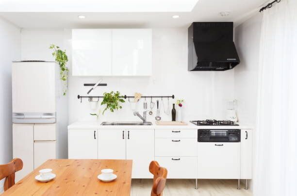 モダンなキッチンの白い部屋のインテリア。