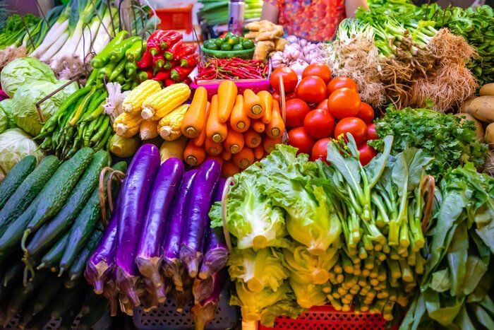 新鮮な野菜や果物、中国海南海の地元市場で