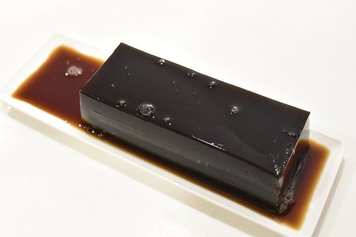 「珈琲ゼリー」はたっぷりと汁気が出てくるので、深さがある器の上に取り出したほうがよさそう。
