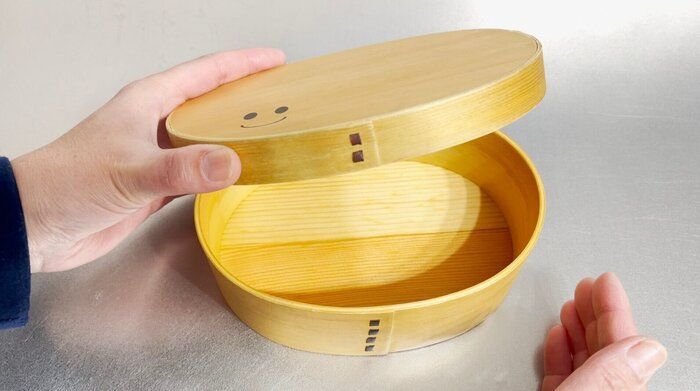 お弁当のフタを開ける