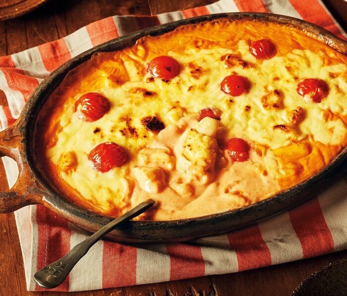 やさしくもこくのある一皿！シーフードのトマトクリームグラタン