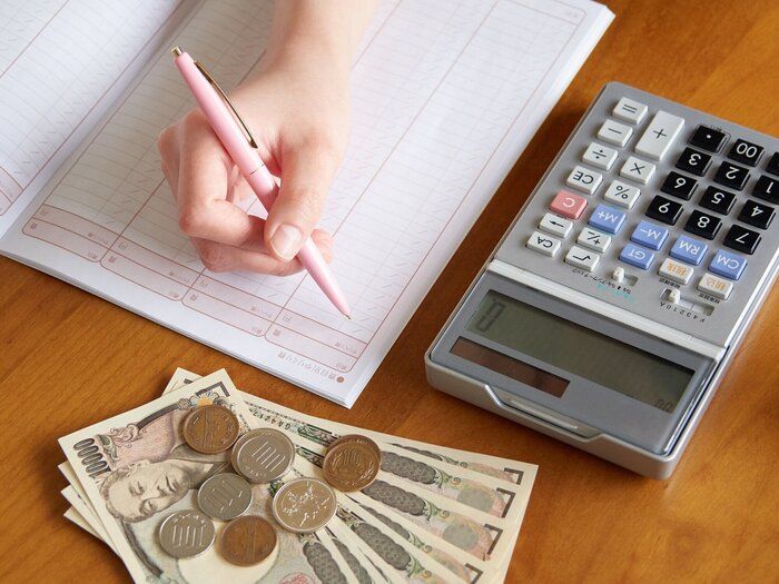販売台帳に記入する日本人女性