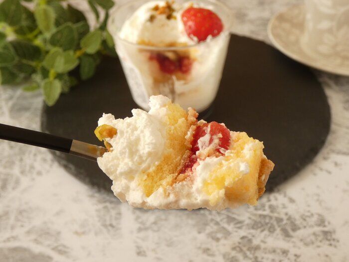 【ファミマ】「クリームたっぷり苺のカップショート」はホイップ好きのための贅沢スイーツ